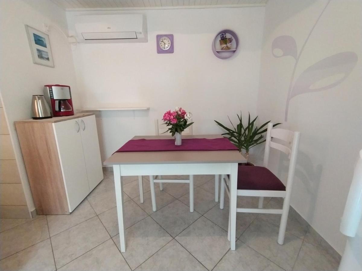 Apartments Dario Krk Town Bagian luar foto