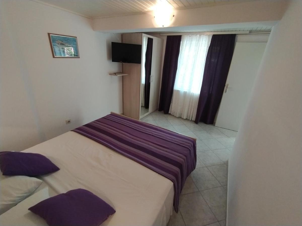 Apartments Dario Krk Town Bagian luar foto