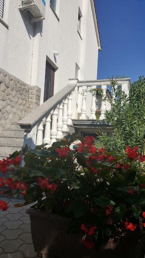 Apartments Dario Krk Town Bagian luar foto